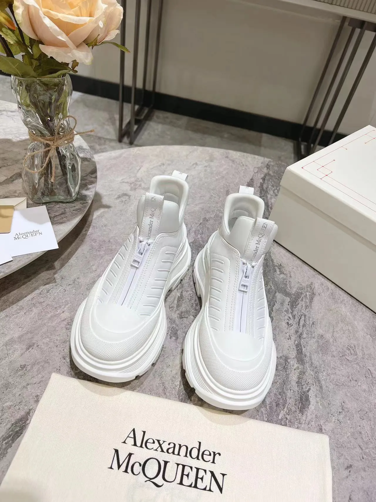👟👟Ex-factory price 600👟👟 Men's size +10 2023 McQueen classic hot style, top version! ALEXANDERAIexanderMcQUEEN✅ has been certified. The latest 2023 counters will be launched at the same time, international T stage catwalk models. 💯Purchased from top ZP, the original version is 1:1 customized, perfectly reproduced, embellished with waterproof zippers on off-road inspired clothing, with imported anti-wear super soft sock cuffs, 3D glue bright strips, excellent comfort, outsole: original TPU double-layer combination outsole. Fabric: Imported silk cow leather Lining: Imported super soft Lycra/space cloth Foot pads: Imported silk sheepskin Size: 35-40 for women, 39-45 for men. Color: all black, black and white, all white, (add 10 for men’s model)